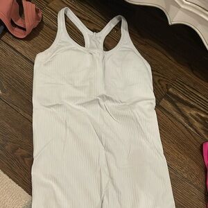 white lulu tanktop w built in bra